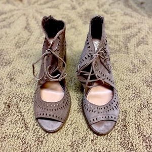Vince Camuto Tarita Cutout Sandals, grey/beige-8.5